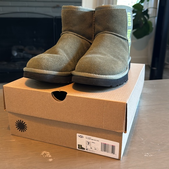 Ugg Classic Mini Side Logo - Picture 3 of 9